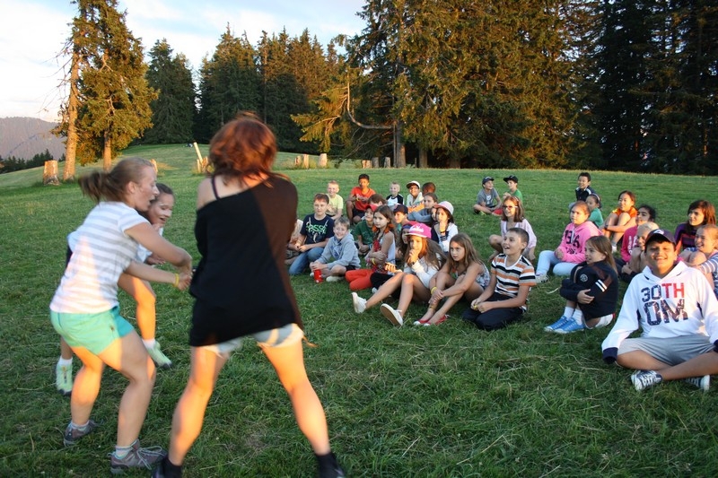 Village Camps International Summer Camp Leysin, Switzerland 2026-08-15 https://www.villagecamps.com/journals_admin/images/703-14-campfire (92).jpg